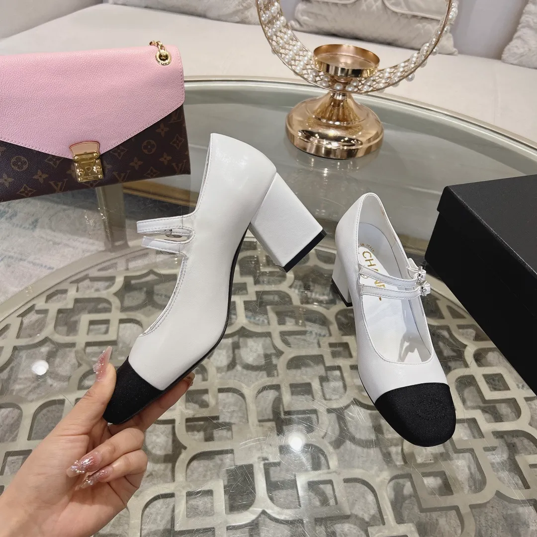 👟👟Ex-factory price 520👟👟 𝐂𝐇𝐀𝐍𝐄𝐋 | Xiaoxiang 2025 Mary Jane single shoe Macaron series ❤️ 2025 spring and summer new product Xiaoxiang Mary Jane single shoe series is new〰 🍬 A must-have in the fashion circle, the combination will interpret the meticulous, minimalist and classic elements that will never fade away 💋Show unique dressing style and it’s too beautiful to say anything. A must-have for summer... Upper: Sheepskin Lining: Sheepskin Outsole: Genuine leather sole Shoe size: 35-41 (40, 41 customization is non-refundable) Heel height: 1.5cm/6cm